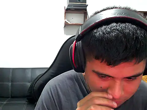 axellrz  online show from April 4, 2026, 11:33 pm