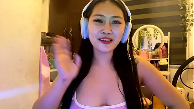 GlindaDejardin online show from May 12, 2026, 5:19 pm