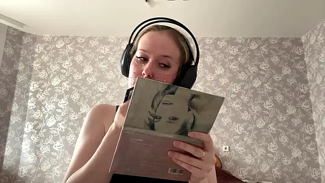 ElmiraGildea online show from April 13, 2026, 1:04 pm