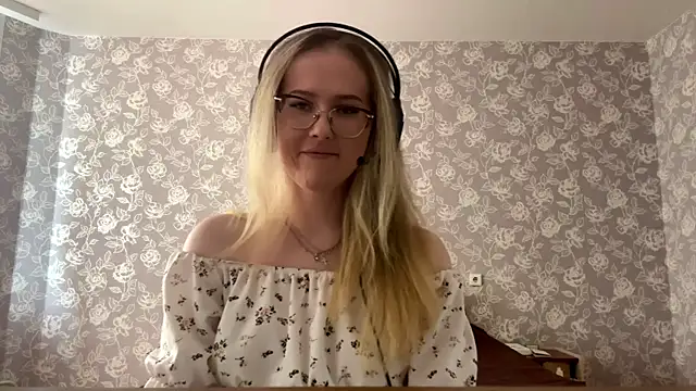 ElmiraGildea online show from April 9, 2026, 11:38 am