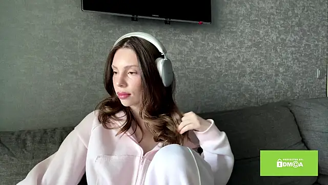 anycamx online show from April 15, 2026, 5:46 am