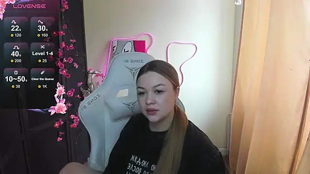 AmeliePeach online show from April 6, 2026, 4:57 am