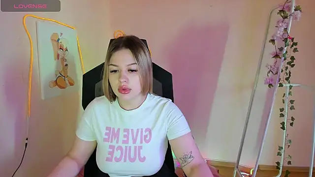 AmeliePeach online show from May 20, 2026, 1:35 am