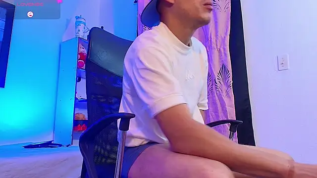 Axel  fierro online show from April 7, 2026, 12:51 pm