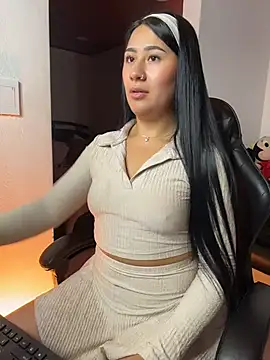 EvelynLeen  online show from April 22, 2026, 11:06 am