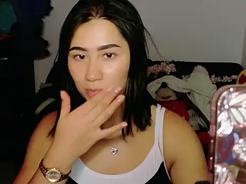 EvelynLeen  online show from July 17, 2026, 8:28 pm