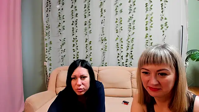 JulieLuna online show from April 9, 2026, 4:25 am