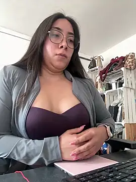 vampiralatina online show from April 28, 2026, 4:22 pm