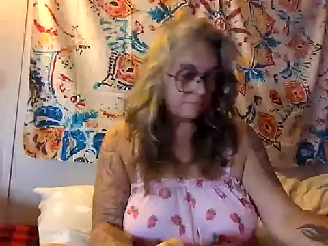 Snapshot of Blondejenn chatting on April 9, 2026, 2:24 am Blondejenn online show from April 9, 2026, 2:24 am