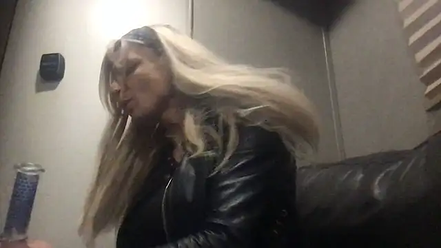 GypsiiCornel online show from April 15, 2026, 8:53 am