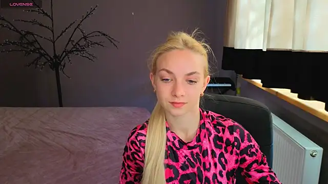 SonnySofia online show from May 5, 2026, 5:54 am