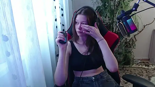 PunyKnee online show from April 28, 2026, 1:04 pm