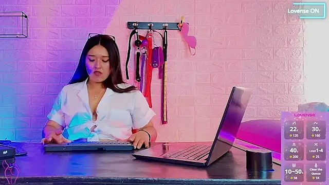 Bdsm Kiara online show from April 8, 2026, 1:56 pm