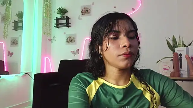 Daviana hill  online show from April 17, 2026, 5:27 pm