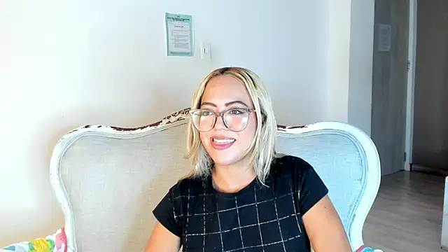 CristyBloom online show from June 17, 2026, 9:25 pm
