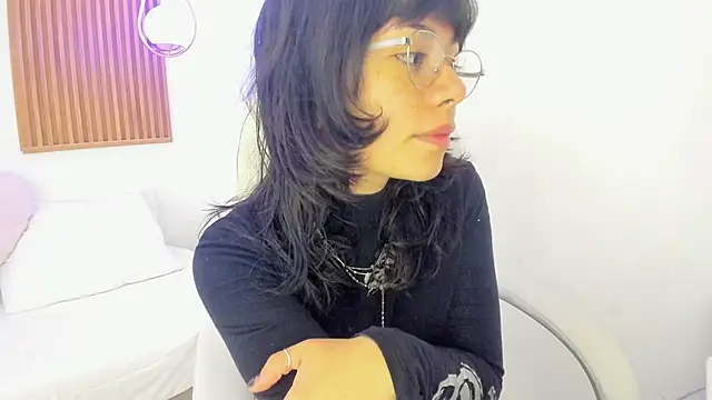 ghostmila online show from April 27, 2026, 1:31 pm