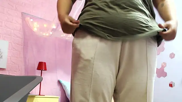 Belavelvet online show from April 9, 2026, 7:53 pm