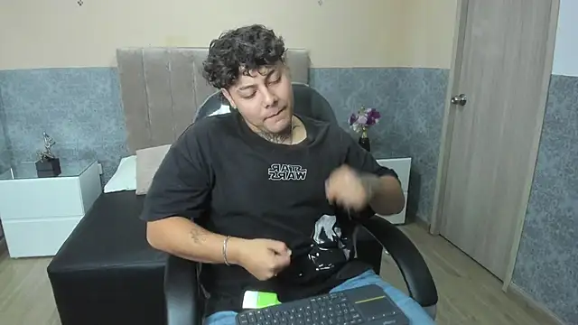 Snapshot of DAMON_SALVATTORE chatting on April 10, 2026, 3:35 am DAMON SALVATTORE online show from April 10, 2026, 3:35 am