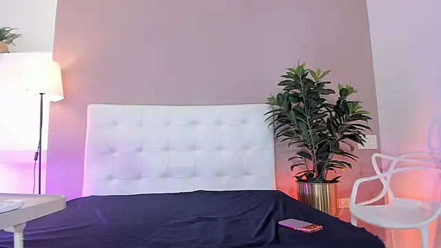 valenferrer  online show from June 1, 2026, 8:52 pm