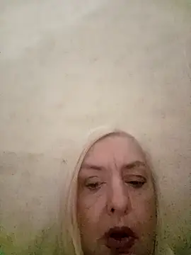 Julia20X online show from April 18, 2026, 7:07 pm
