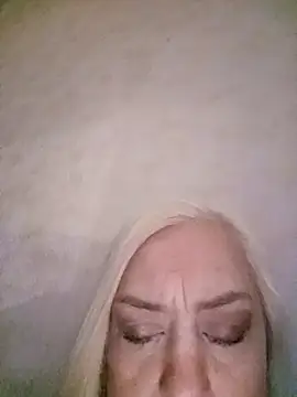 Julia20X online show from April 30, 2026, 8:57 pm