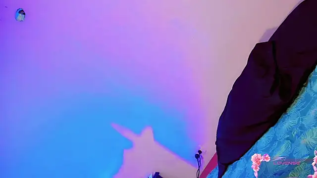 Snapshot of Tania_Baker chatting on April 10, 2026, 1:40 pm Tania Baker online show from April 10, 2026, 1:40 pm