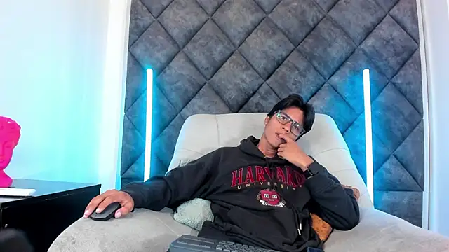 LiamKron online show from May 8, 2026, 11:14 am