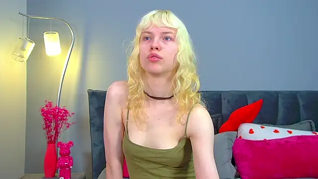 Snapshot of HannahHollis chatting on May 6, 2026, 6:17 am HannahHollis online show from May 6, 2026, 6:17 am