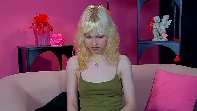 Snapshot of HannahHollis chatting on May 14, 2026, 6:27 pm HannahHollis online show from May 14, 2026, 6:27 pm