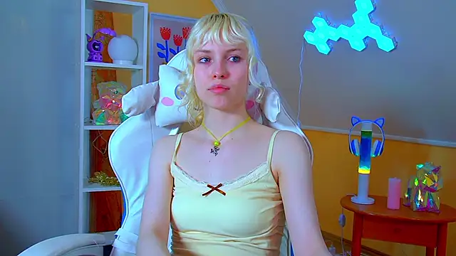 Snapshot of HannahHollis chatting on June 17, 2026, 6:18 pm HannahHollis online show from June 17, 2026, 6:18 pm
