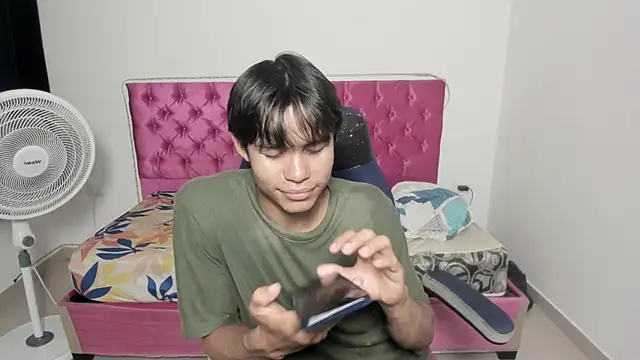 Snapshot of skinny_sam chatting on June 10, 2026, 4:57 am skinny sam online show from June 10, 2026, 4:57 am