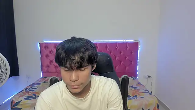 Snapshot of skinny_sam chatting on May 25, 2026, 5:29 am skinny sam online show from May 25, 2026, 5:29 am