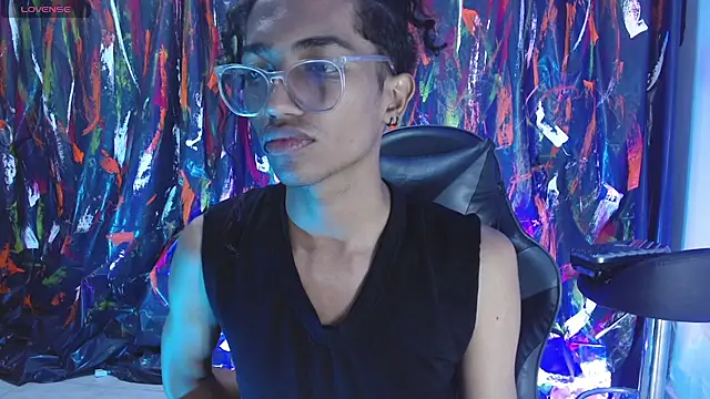 triiangel latinboy online show from May 29, 2026, 12:33 pm
