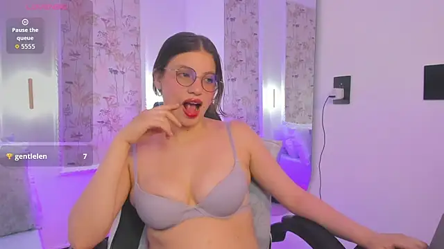 liiliie petite online show from May 12, 2026, 7:31 pm