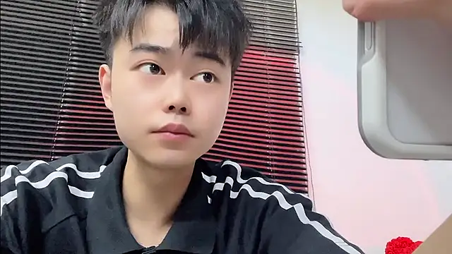 GUCCI-BOY1314 online show from April 27, 2026, 5:49 am