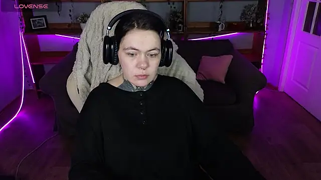 Snapshot of QwertyAnnie_Lbo chatting on April 12, 2026, 5:05 pm QwertyAnnie Lbo online show from April 12, 2026, 5:05 pm