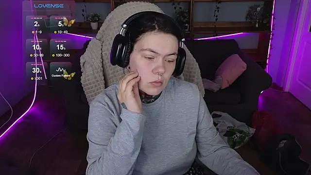 Snapshot of QwertyAnnie_Lbo chatting on April 14, 2026, 1:21 am QwertyAnnie Lbo online show from April 14, 2026, 1:21 am