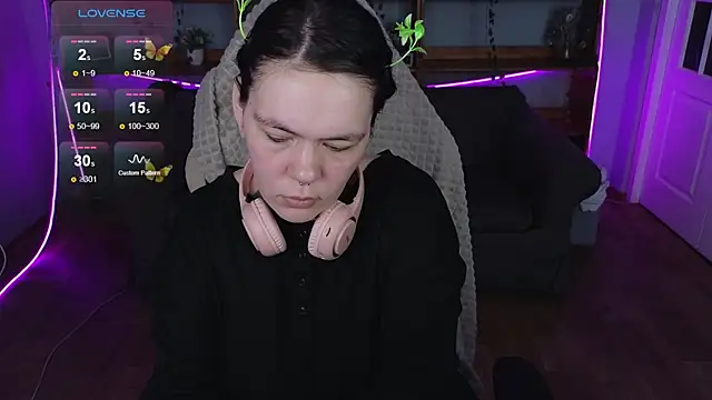 QwertyAnnie Lbo online show from April 24, 2026, 1:40 am