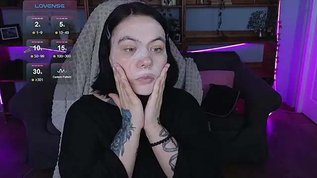 Snapshot of QwertyAnnie_Lbo chatting on April 11, 2026, 8:07 am QwertyAnnie Lbo online show from April 11, 2026, 8:07 am