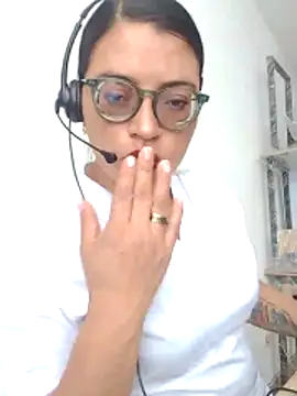 Snapshot of SOFI__10 chatting on April 19, 2026, 2:40 pm SOFI 10 online show from April 19, 2026, 2:40 pm