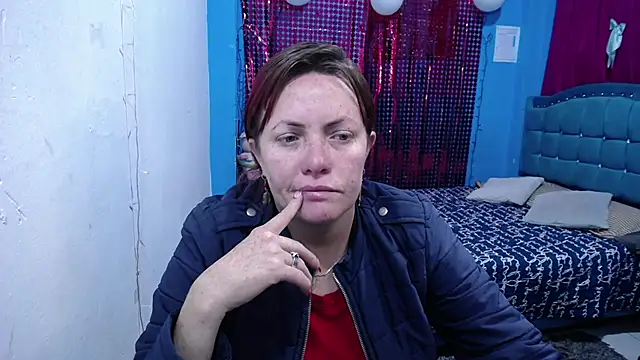 carolinhe26 online show from April 18, 2026, 1:46 pm
