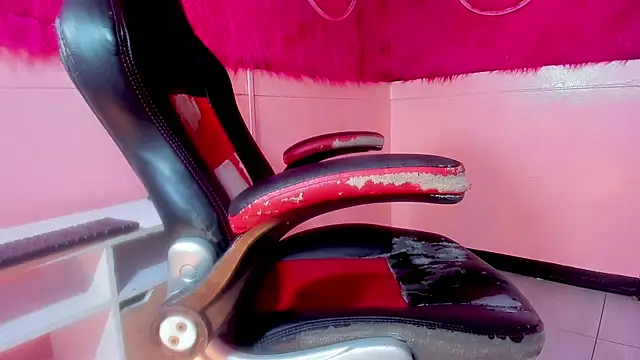 Snapshot of Leonela_Castro_ chatting on May 4, 2026, 12:30 pm Leonela Castro online show from May 4, 2026, 12:30 pm