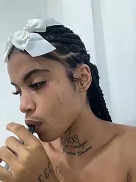 La reynazendeya  online show from June 18, 2026, 11:59 am