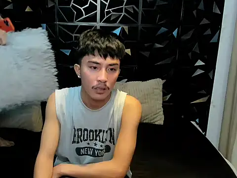 roberthugecock online show from April 23, 2026, 4:52 am