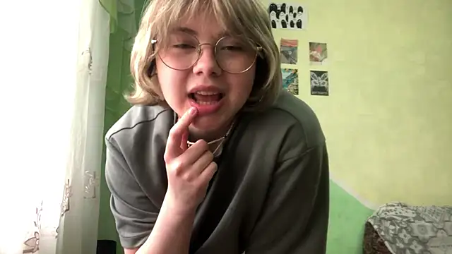 Snapshot of HalcyonHugX chatting on April 12, 2026, 1:25 pm HalcyonHugX online show from April 12, 2026, 1:25 pm