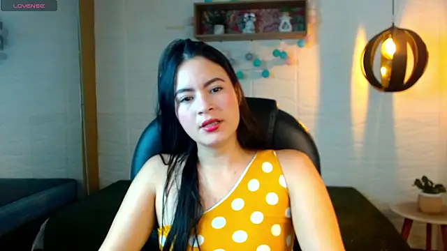rosaleia  online show from May 26, 2026, 3:59 am