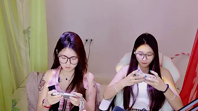 Xiongchumo1120 online show from May 11, 2026, 3:19 am