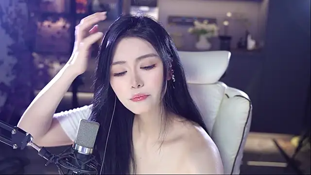 Snapshot of Seraphinei chatting on May 18, 2026, 1:05 pm Seraphinei online show from May 18, 2026, 1:05 pm