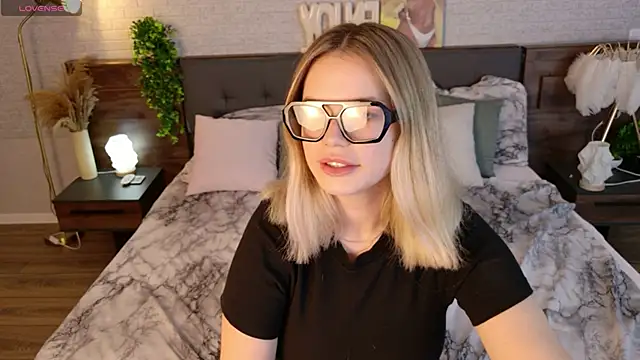 KimEvanss online show from May 22, 2026, 5:38 am