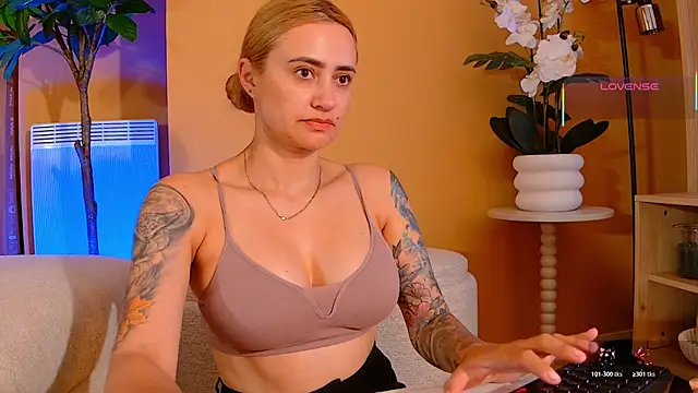 pennyyy  online show from May 30, 2026, 9:42 pm